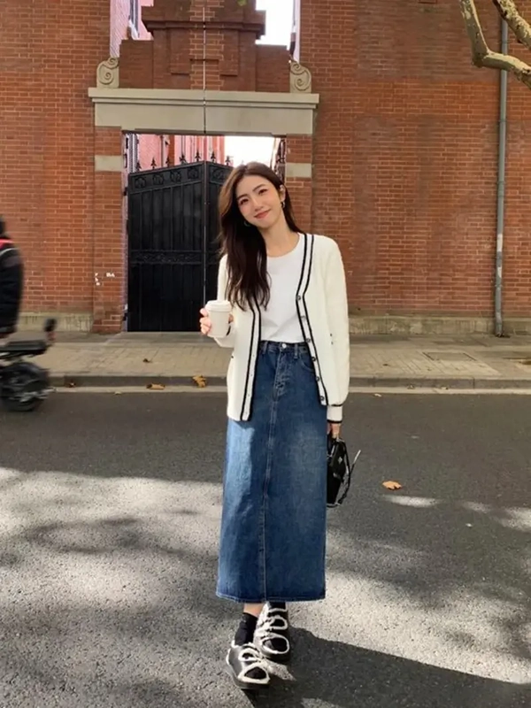 Chân váy jean dài kết hợp với áo cardigan