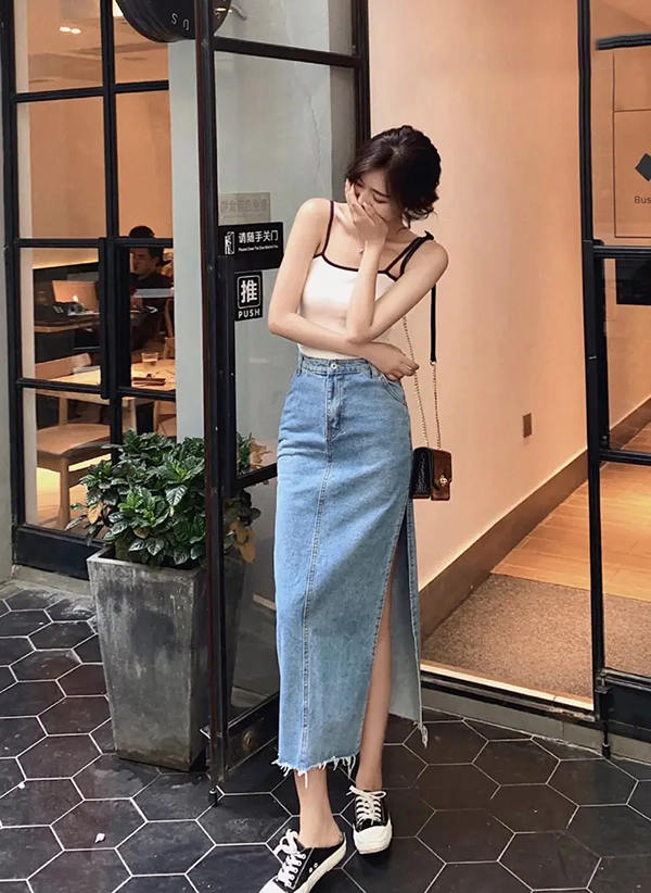 Chân váy jean dài phối áo hai dây