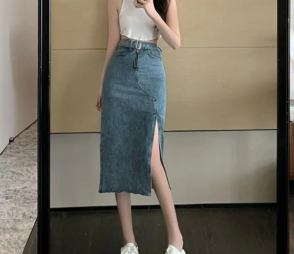 Chân váy jean dài phối cùng áo croptop