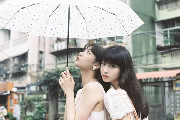 Cách Tạo Dáng Chụp Ảnh 2 Người Nữ