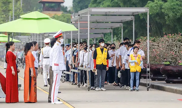 Đi Lăng Bác Mặc Gì?