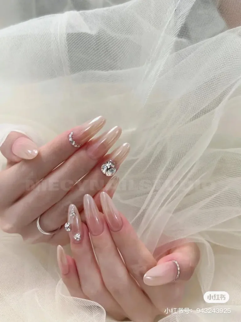Mẫu nail đính đá tinh tế
