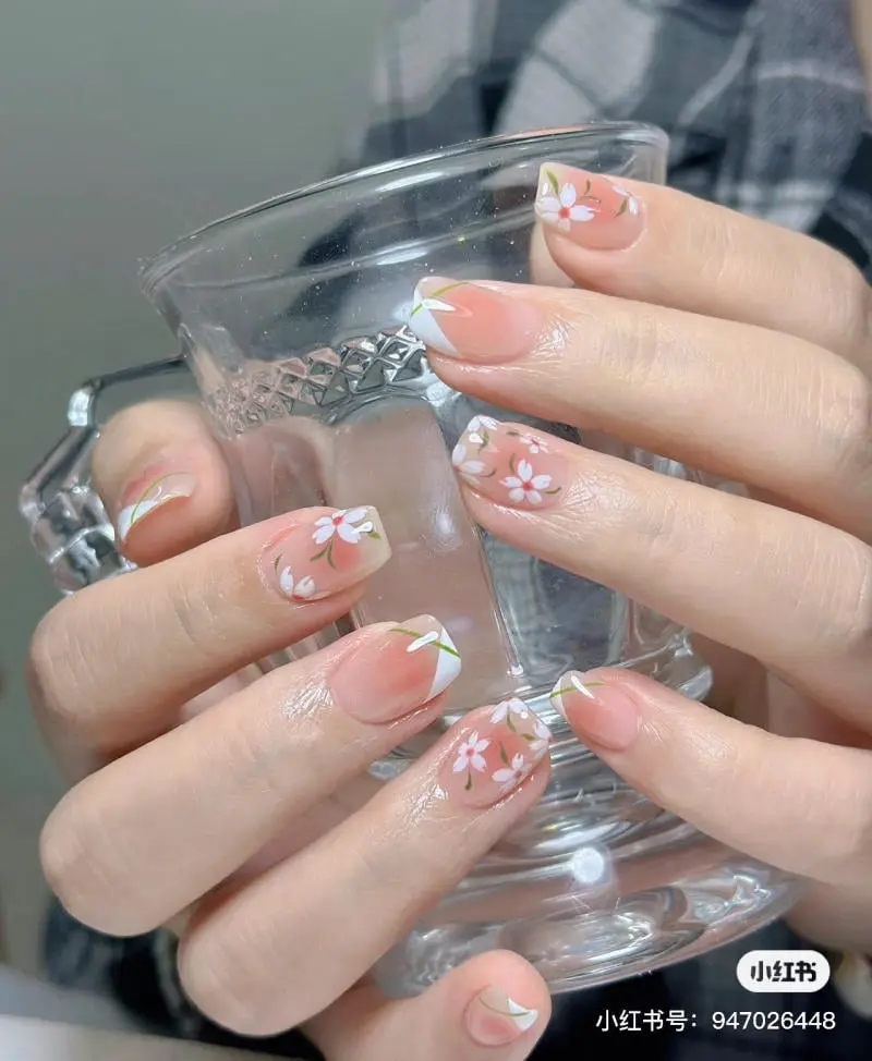 Mẫu nail nhẹ nhàng cho móng ngắn