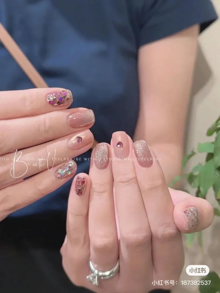 Mẫu nail nhẹ nhàng cho móng ngắn