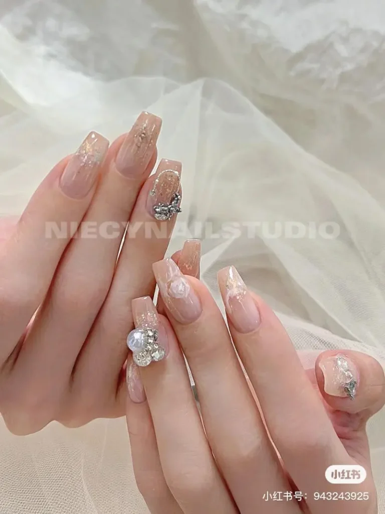 Mẫu nail đính đá tinh tế