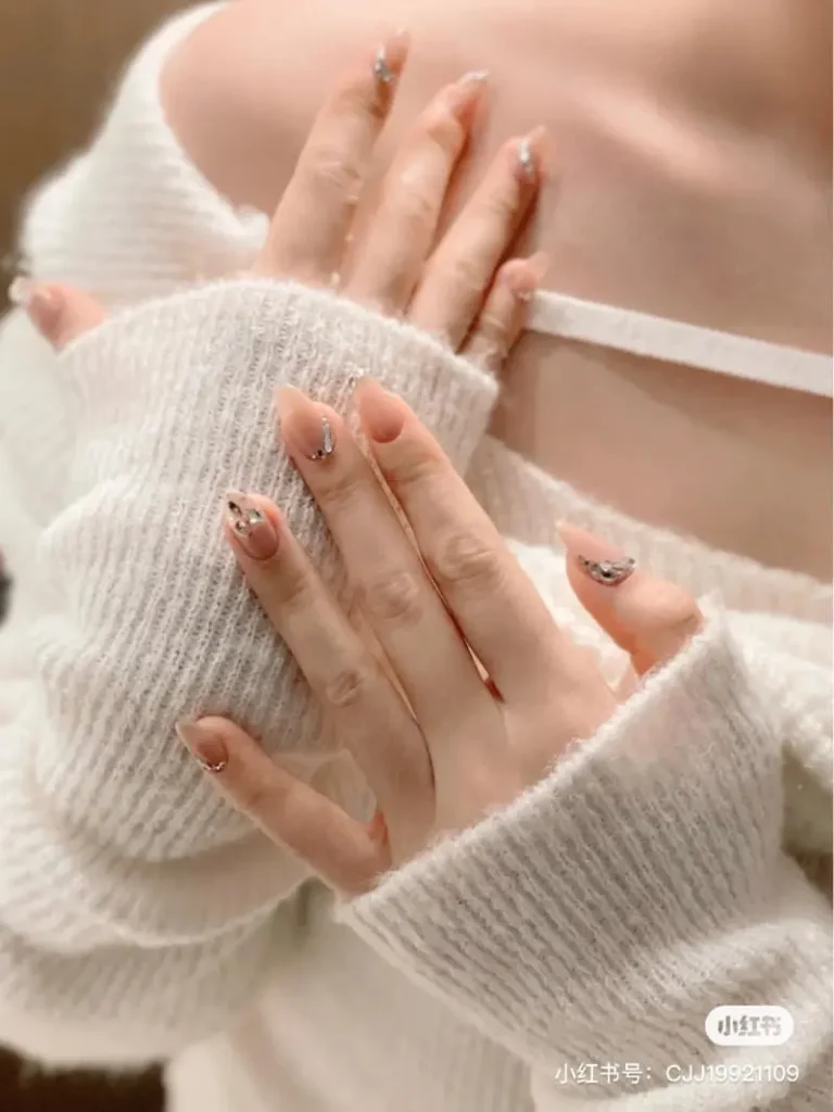 Mẫu nail nhẹ nhàng sang chảnh