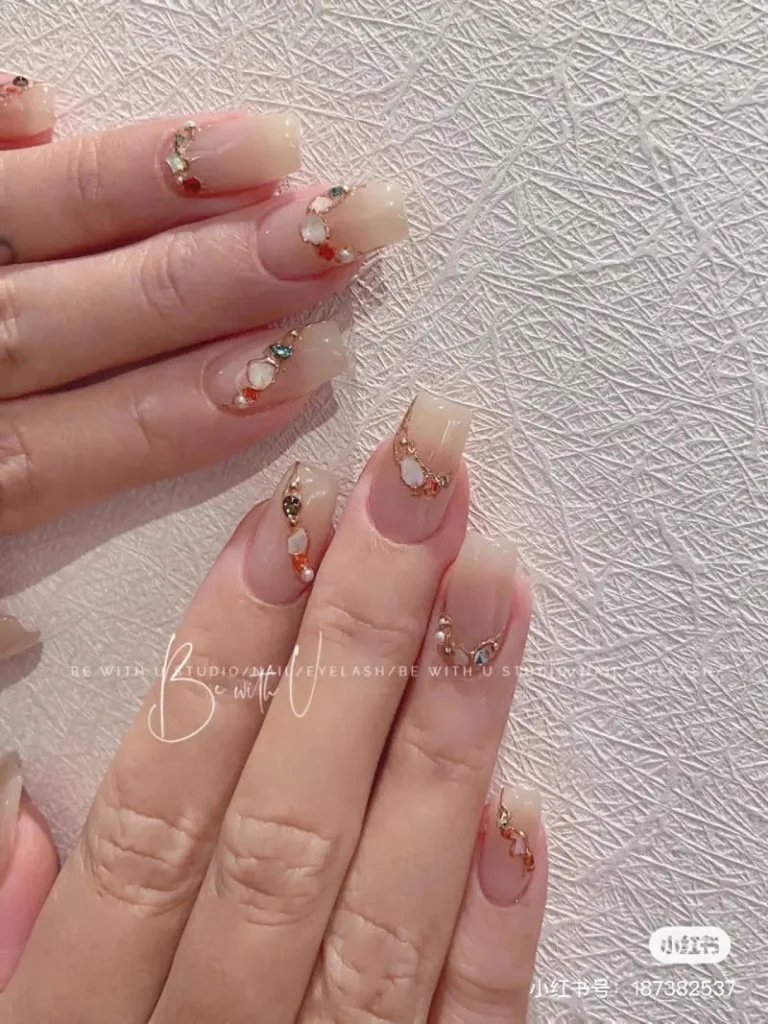 Mẫu nail đính đá tinh tế