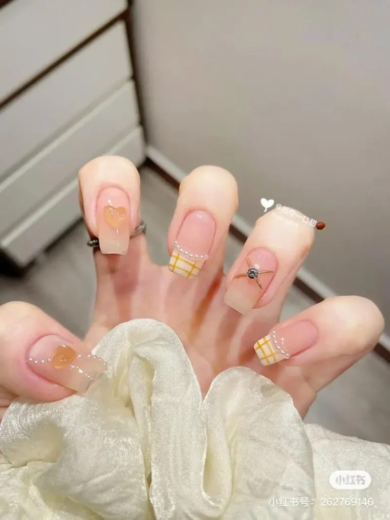 Mẫu nail đẹp thanh lịch cho học sinh, sinh viên