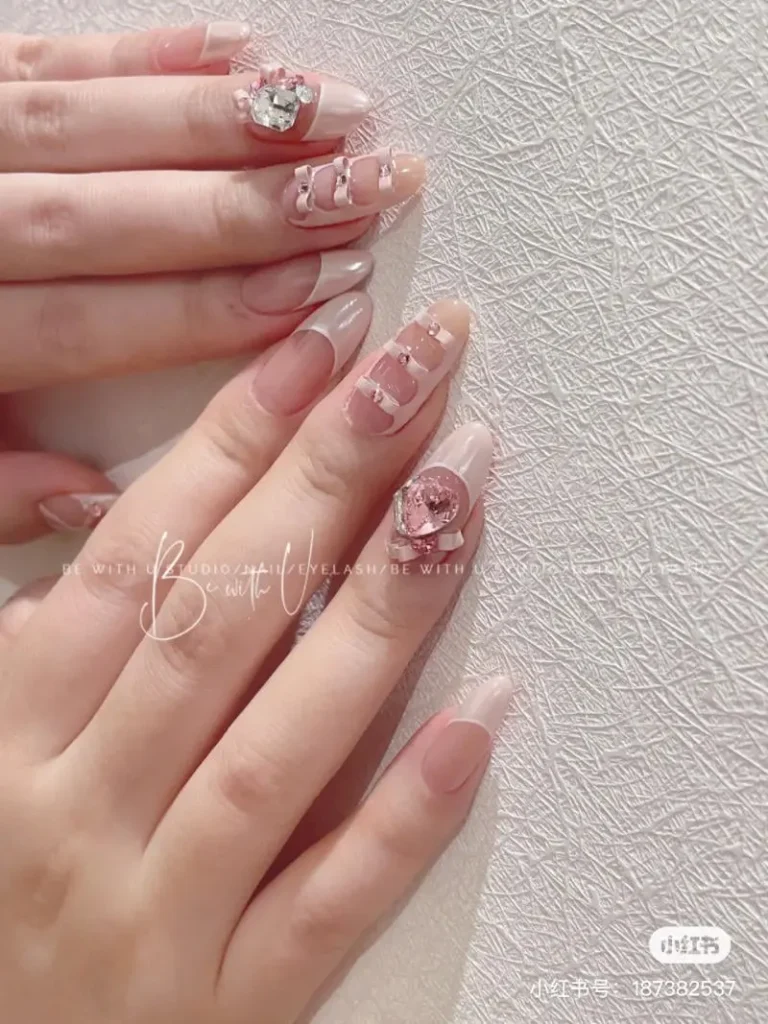 Mẫu nail đính đá tinh tế