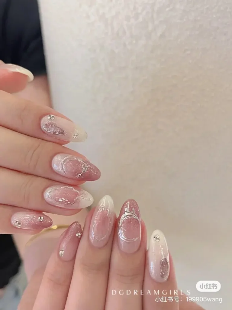 Mẫu nail đơn giản cho cô dâu