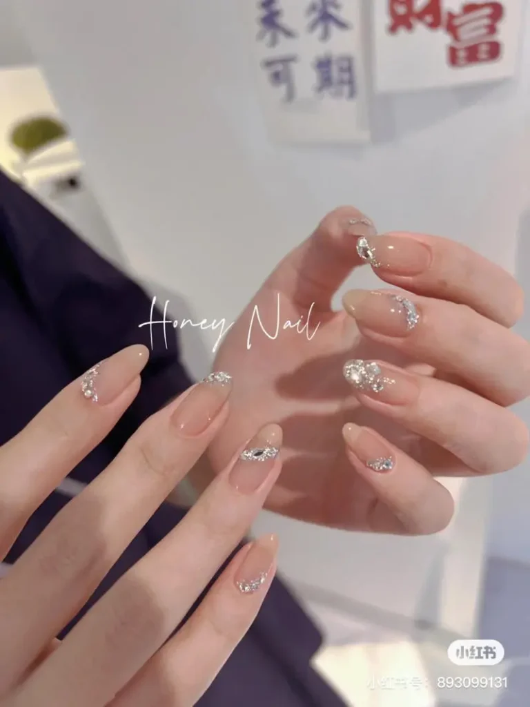 Mẫu nail đính đá tinh tế