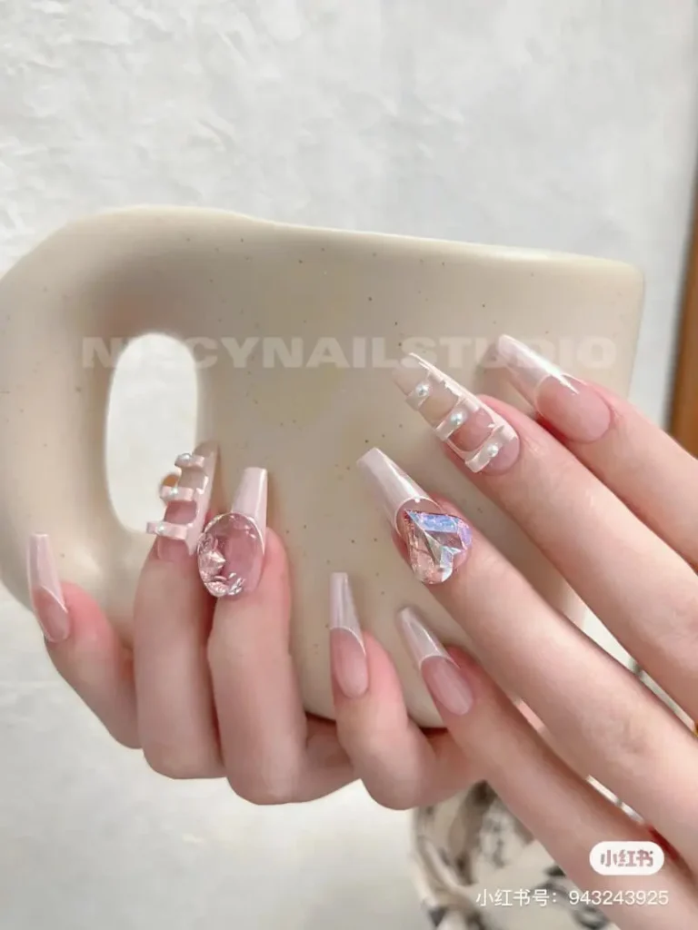 Mẫu nail nhẹ nhàng cho móng tay dài