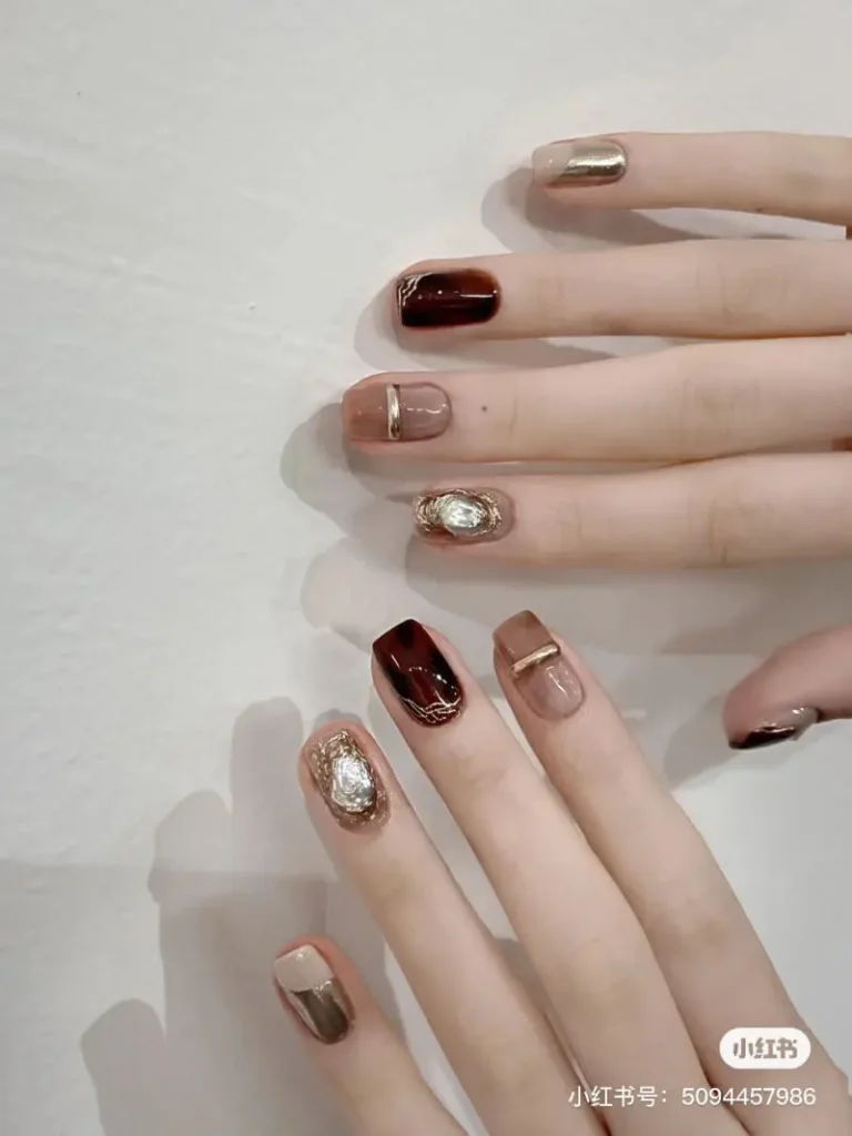 Mẫu nail tối giản cho dịp Tết