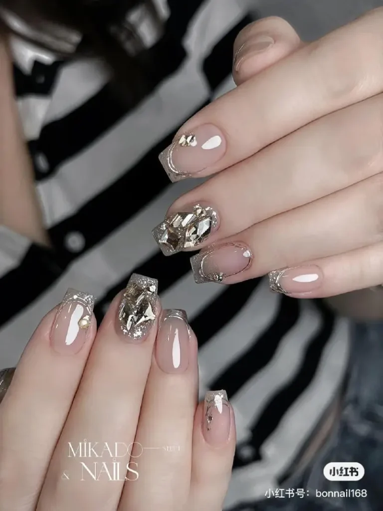 Mẫu nail đính đá tinh tế