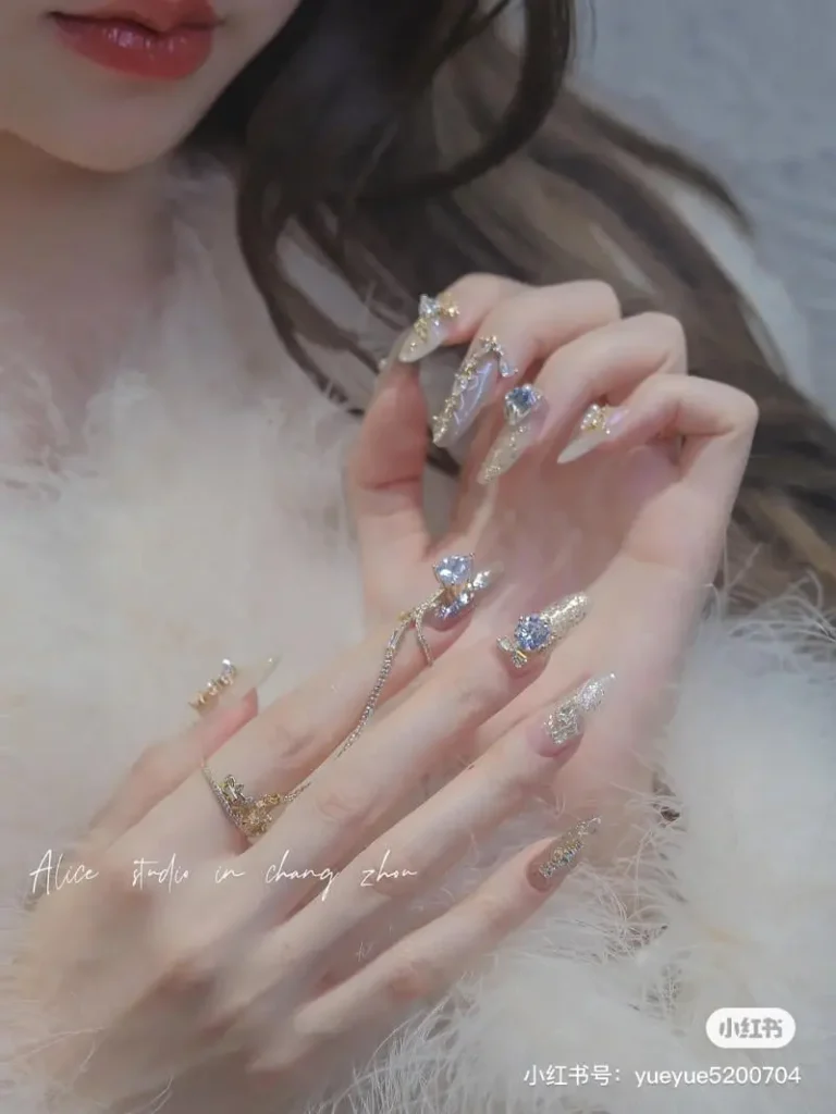 Mẫu nail nhẹ nhàng cho móng tay dài