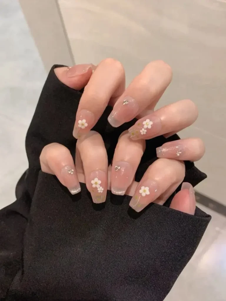 Mẫu nail nhẹ nhàng họa tiết hoa nhí