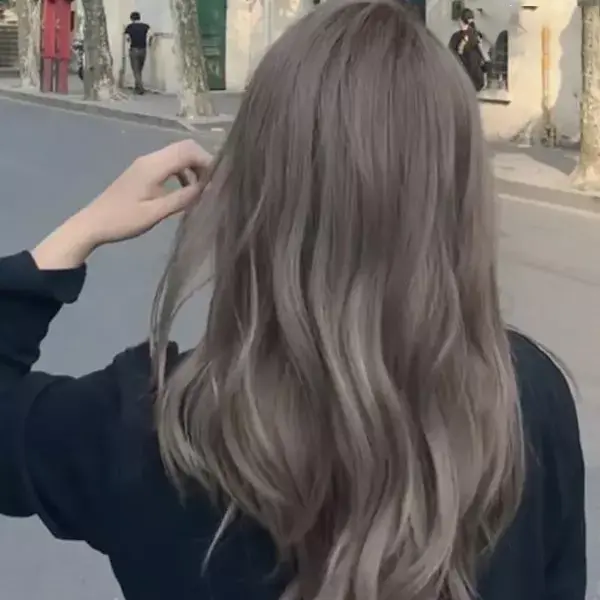 tóc màu nâu lạnh