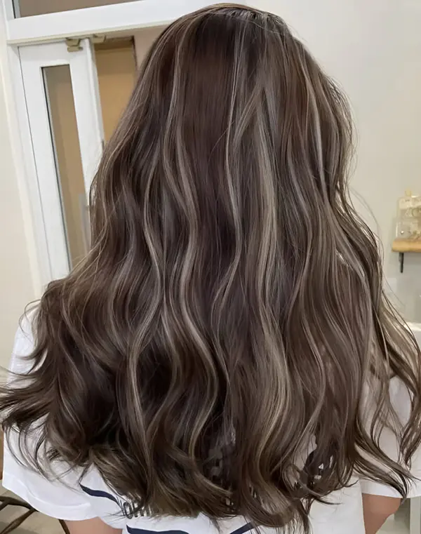 tóc màu nâu lạnh