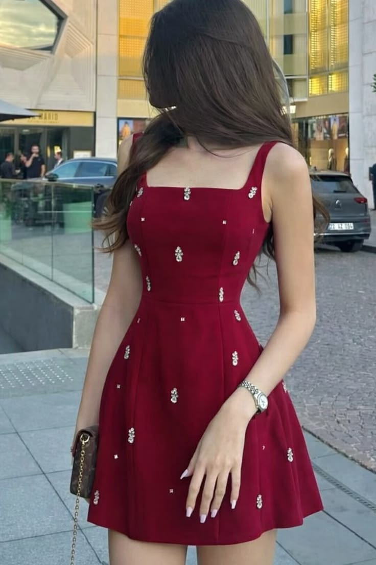 Ví dụ dáng đồng hồ cát với eo nhỏ, vai và hông cân đối