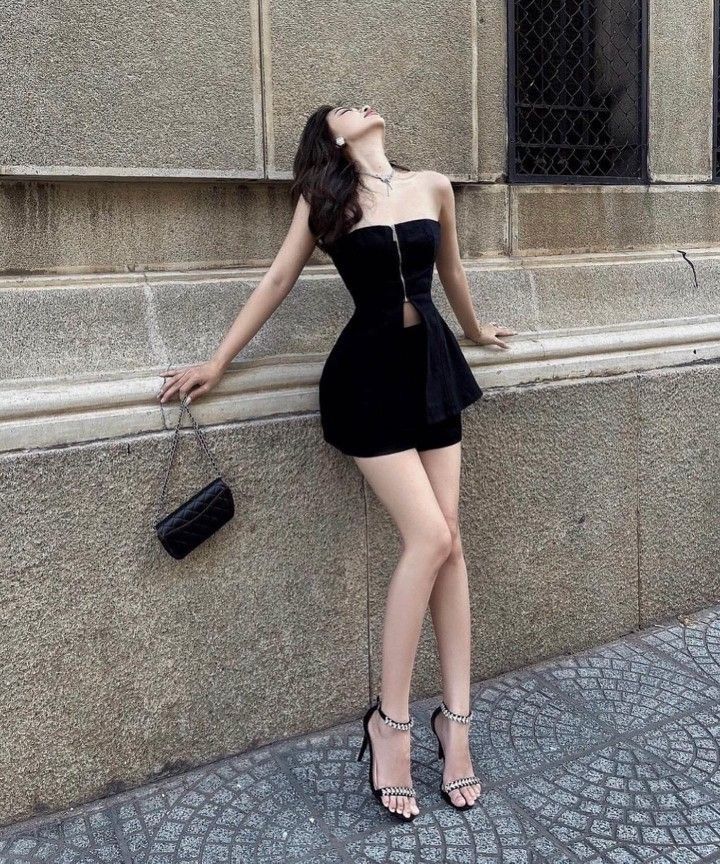 Minh họa dáng đồng hồ cát ở nữ