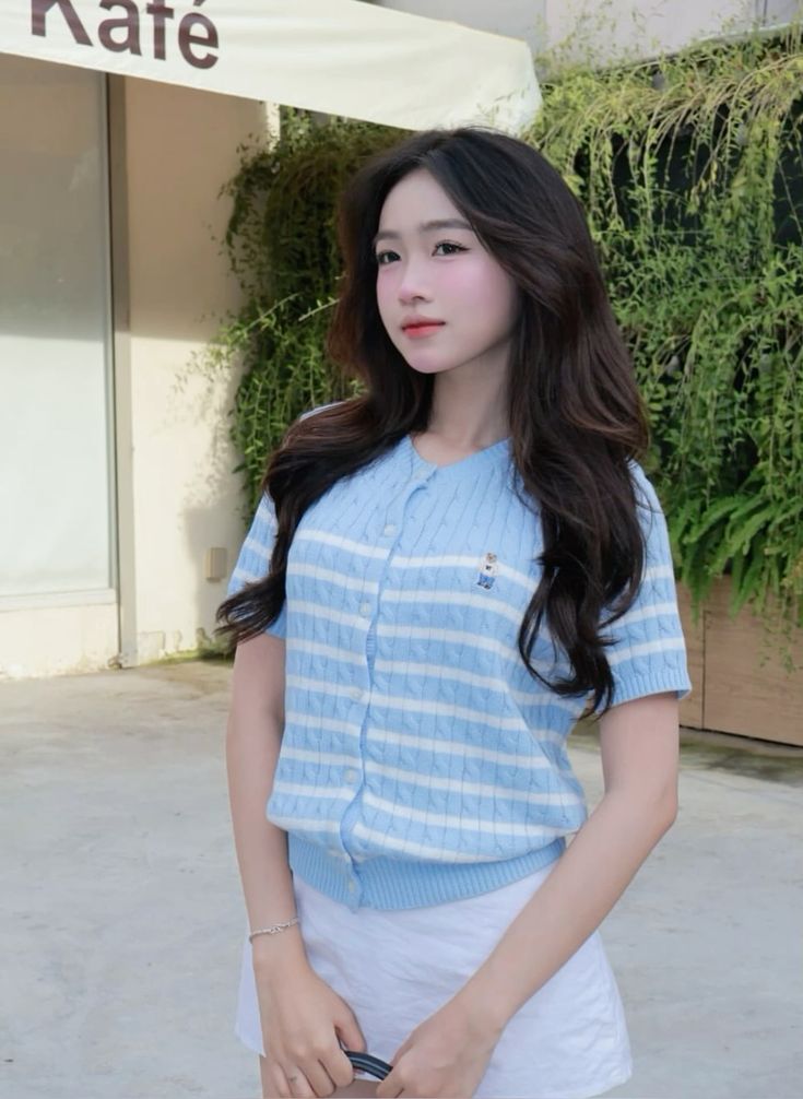 Quần ống suông tối màu giúp dáng quả lê che đùi và kéo dài chân