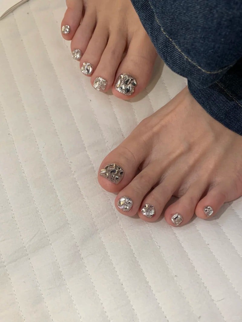 Mẫu móng chân pastel nhiều màu trẻ trung