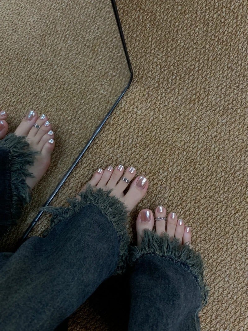 Móng chân phủ kim tuyến nhẹ nhàng