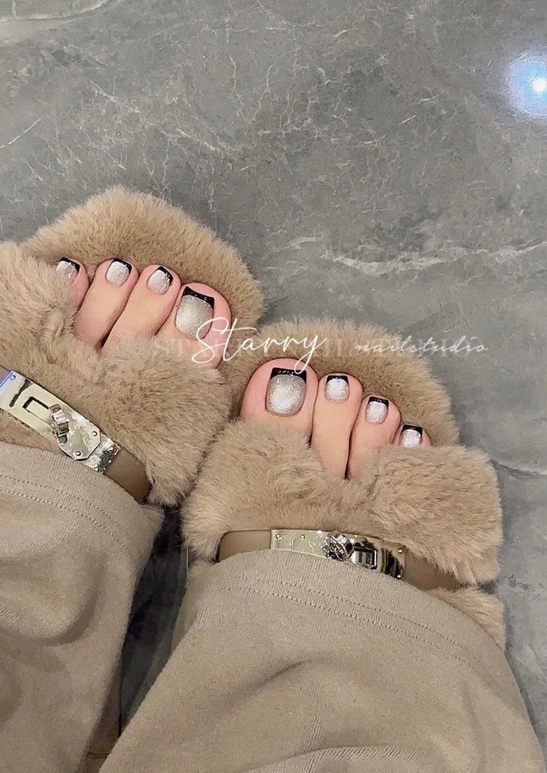 Móng chân họa tiết đơn giản nhưng bắt mắt