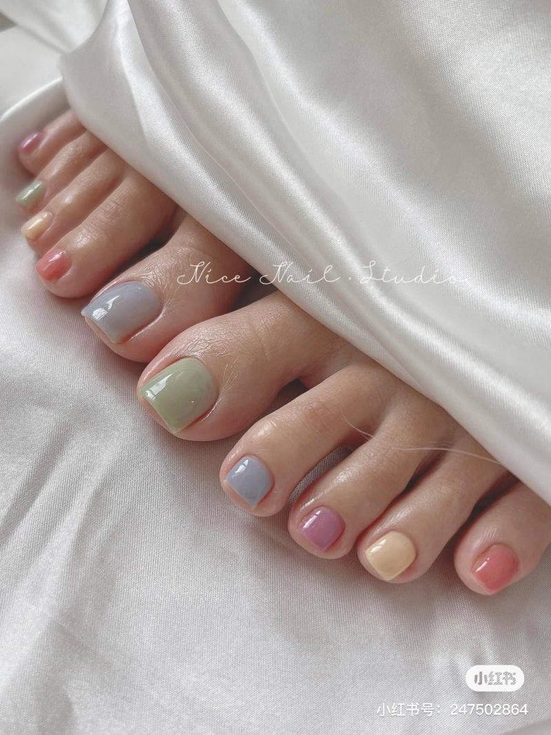 Mẫu móng chân đỏ bóng sang trọng