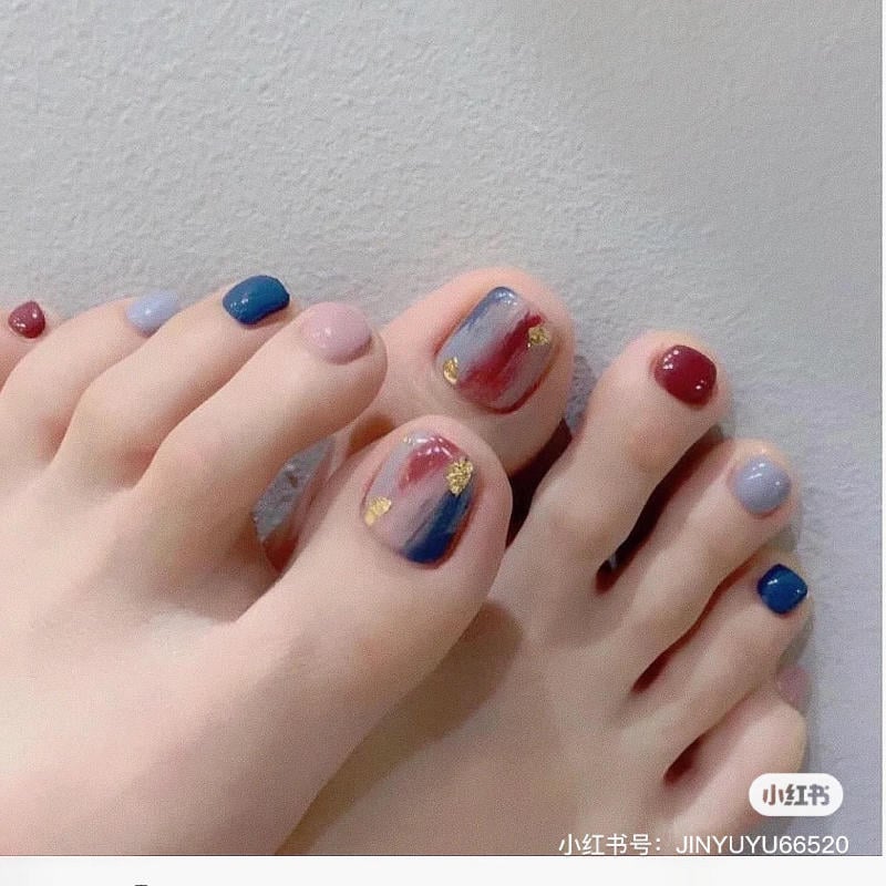 Mẫu móng chân hồng đào nhẹ nhàng cho mùa hè