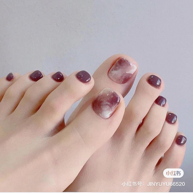 Móng chân màu pastel xanh mint