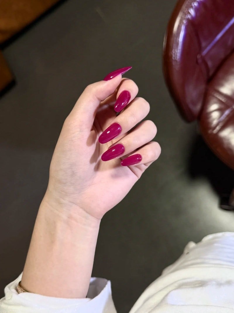 Móng tay xanh rêu cá tính cho da ngăm