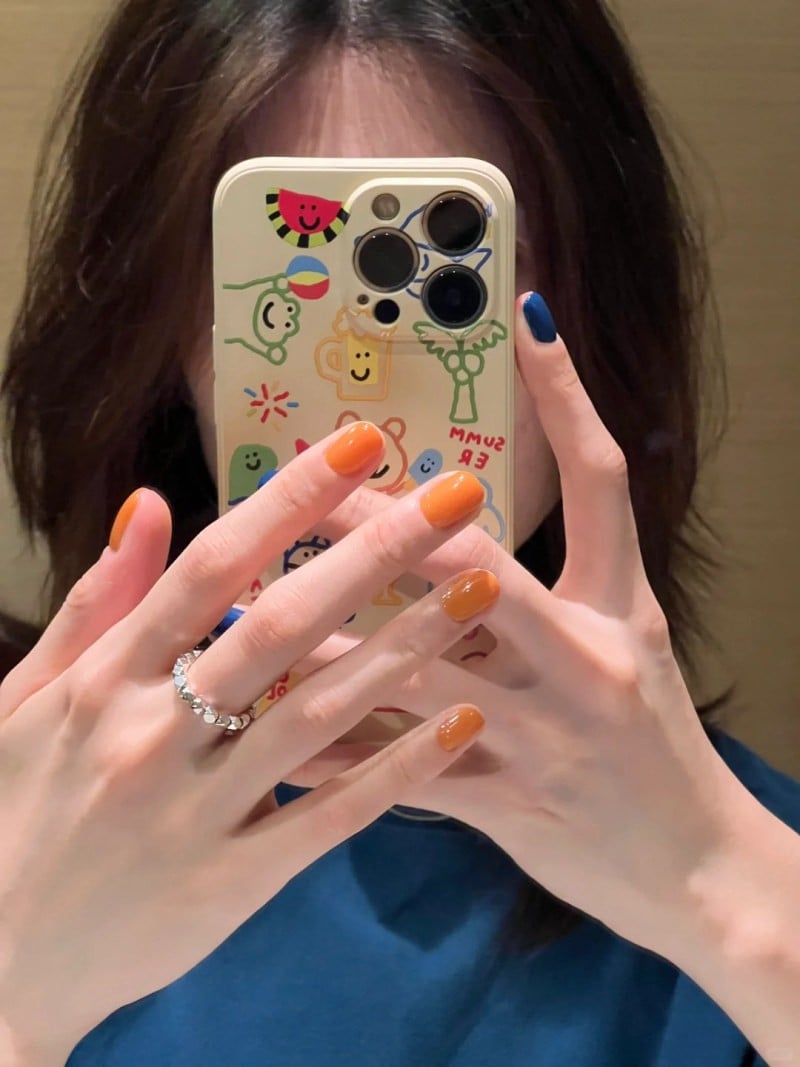 Mẫu móng tay màu đen bóng cho da ngăm