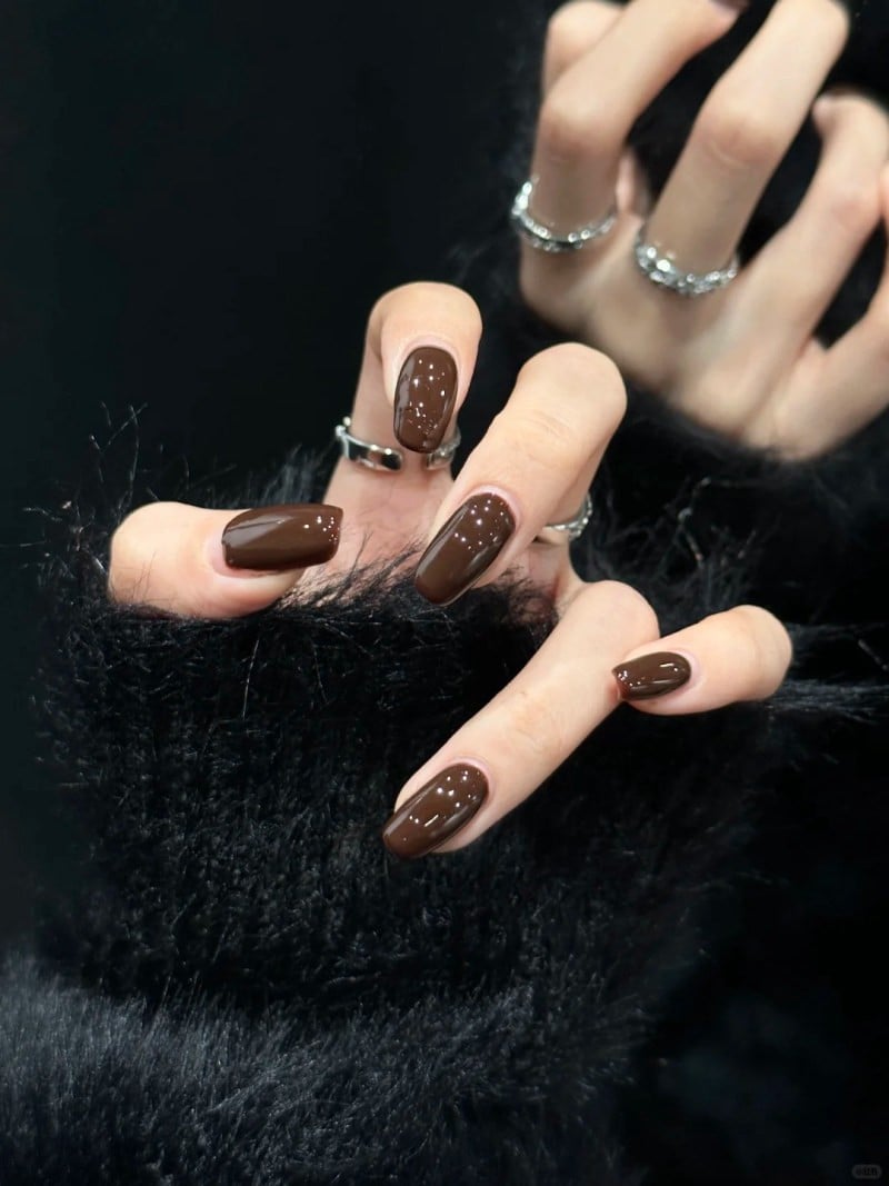 Móng tay ánh nhũ trên nền màu trầm