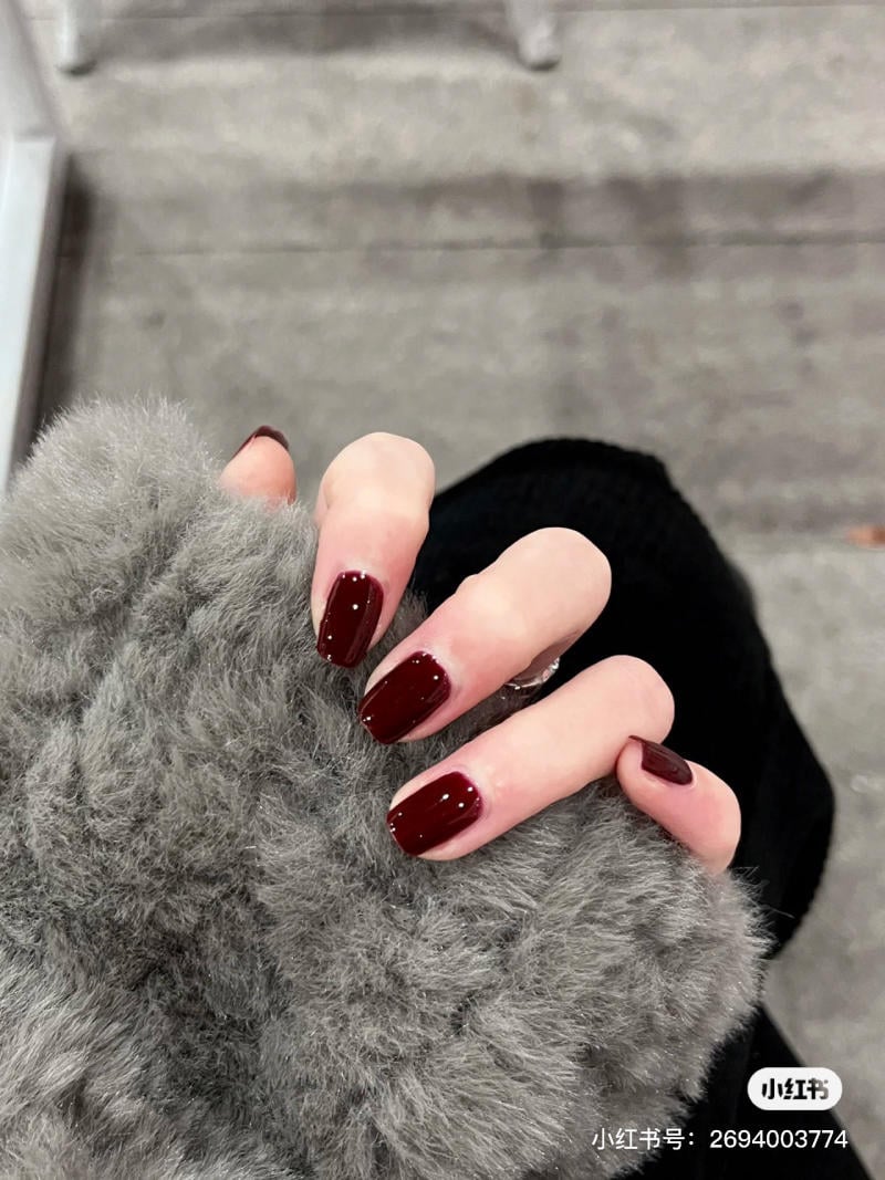 Mẫu móng tay metallic cho da ngăm