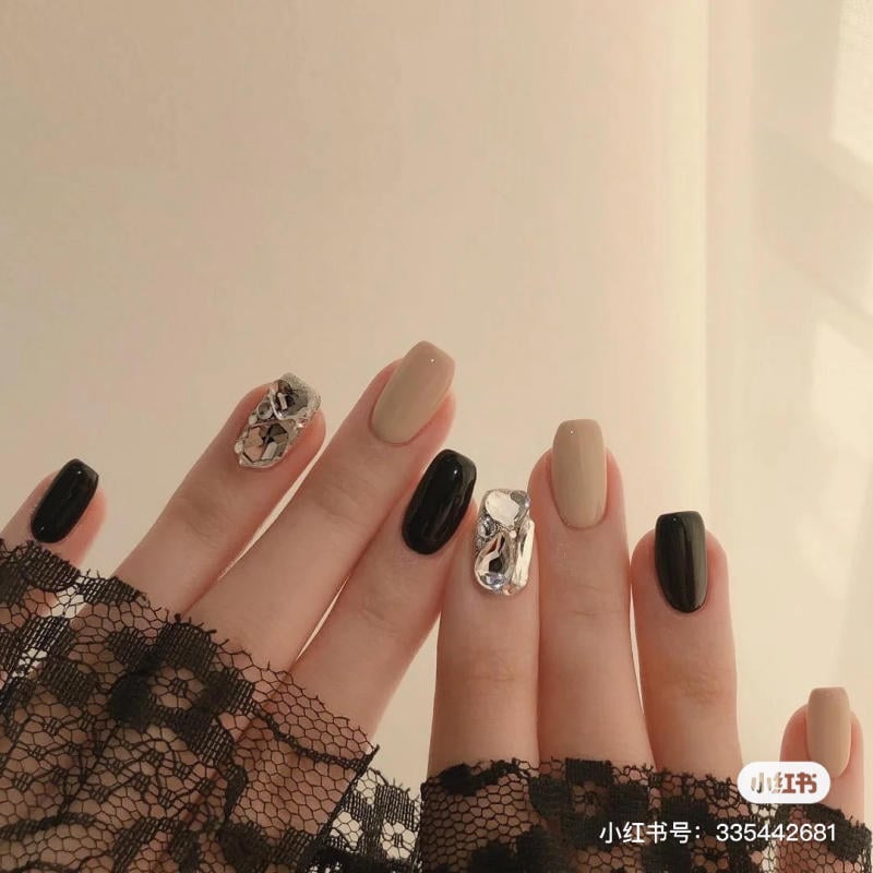 Bộ móng tay đỏ burgundy sang trọng cho da ngăm