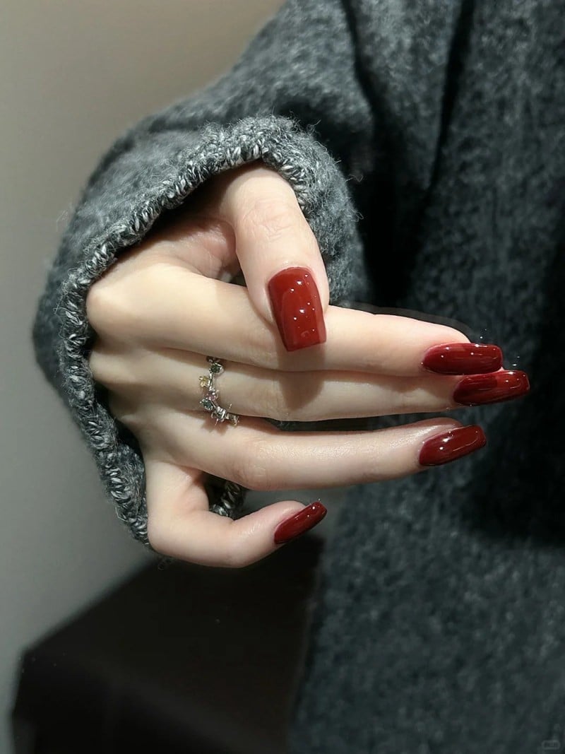 Móng tay tông nâu đất hiện đại