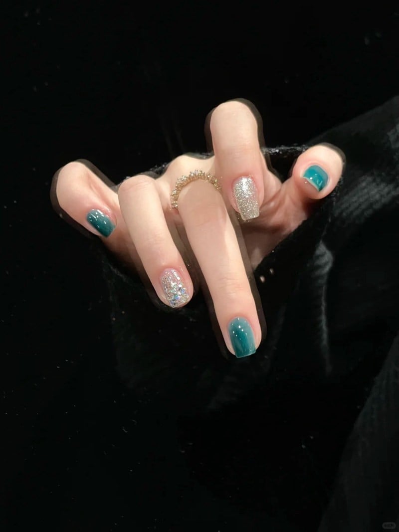 Mẫu móng tay nude caramel trên da ngăm