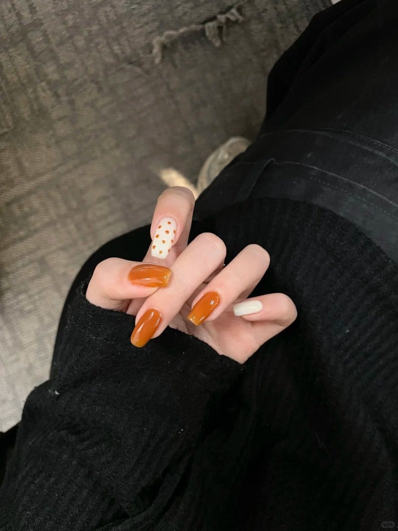 Móng tay màu cam đất cho da ngăm