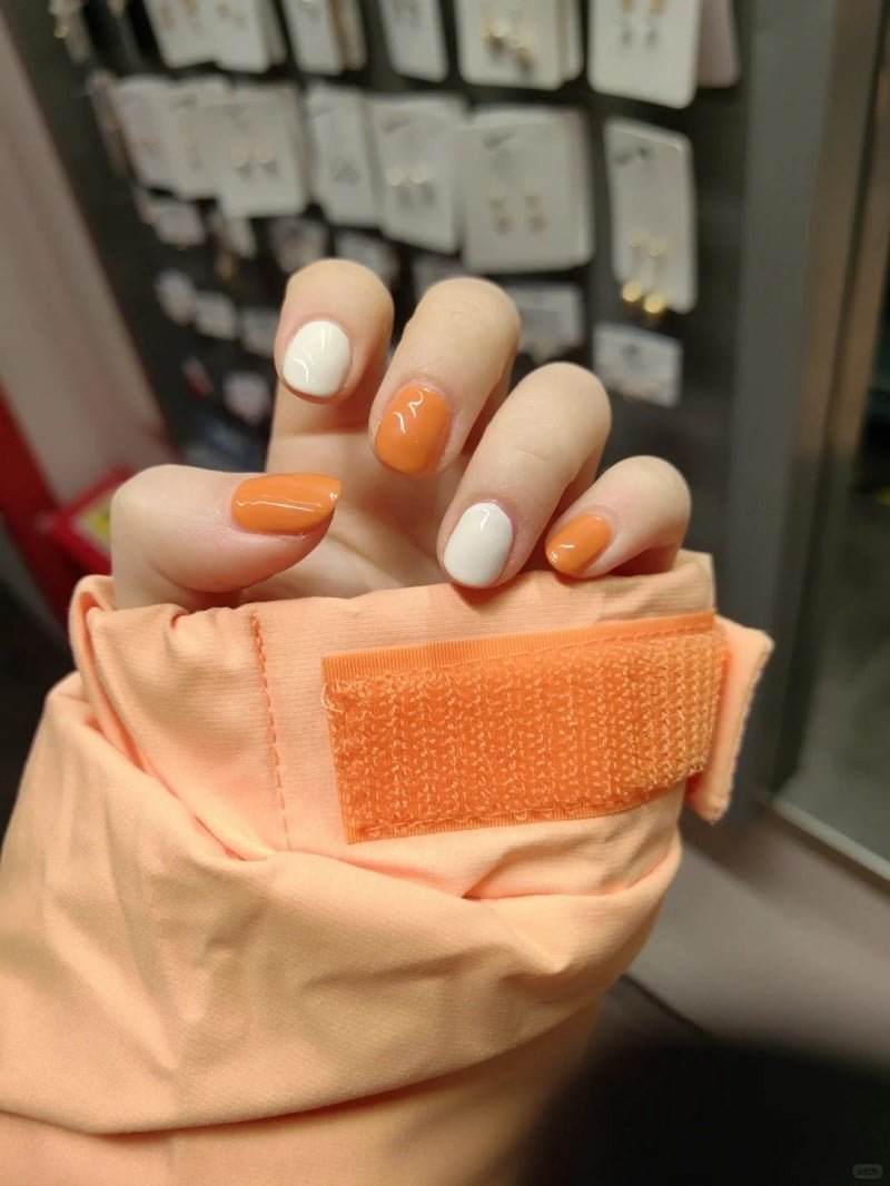 Mẫu móng tay cam gạch trẻ trung