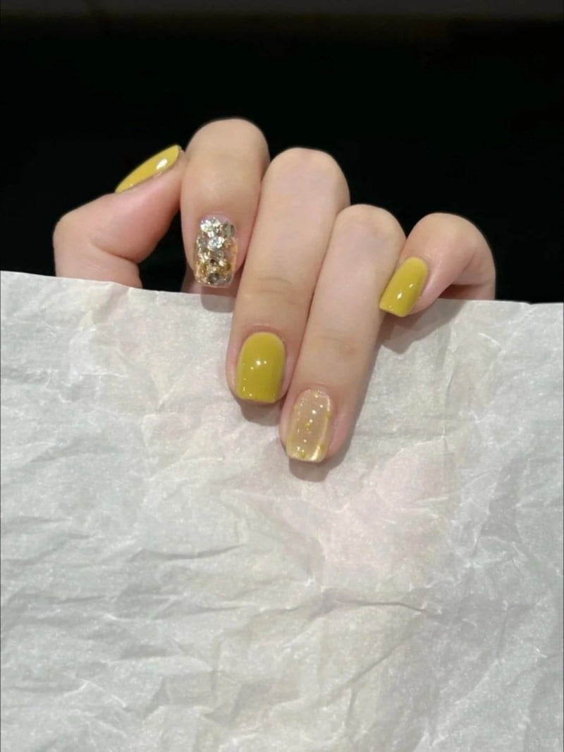 Móng tay màu tím trầm trên da ngăm