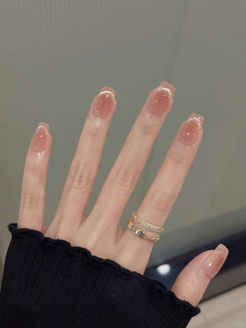 Nail mắt mèo nền đen với hiệu ứng ánh sáng mạnh mẽ