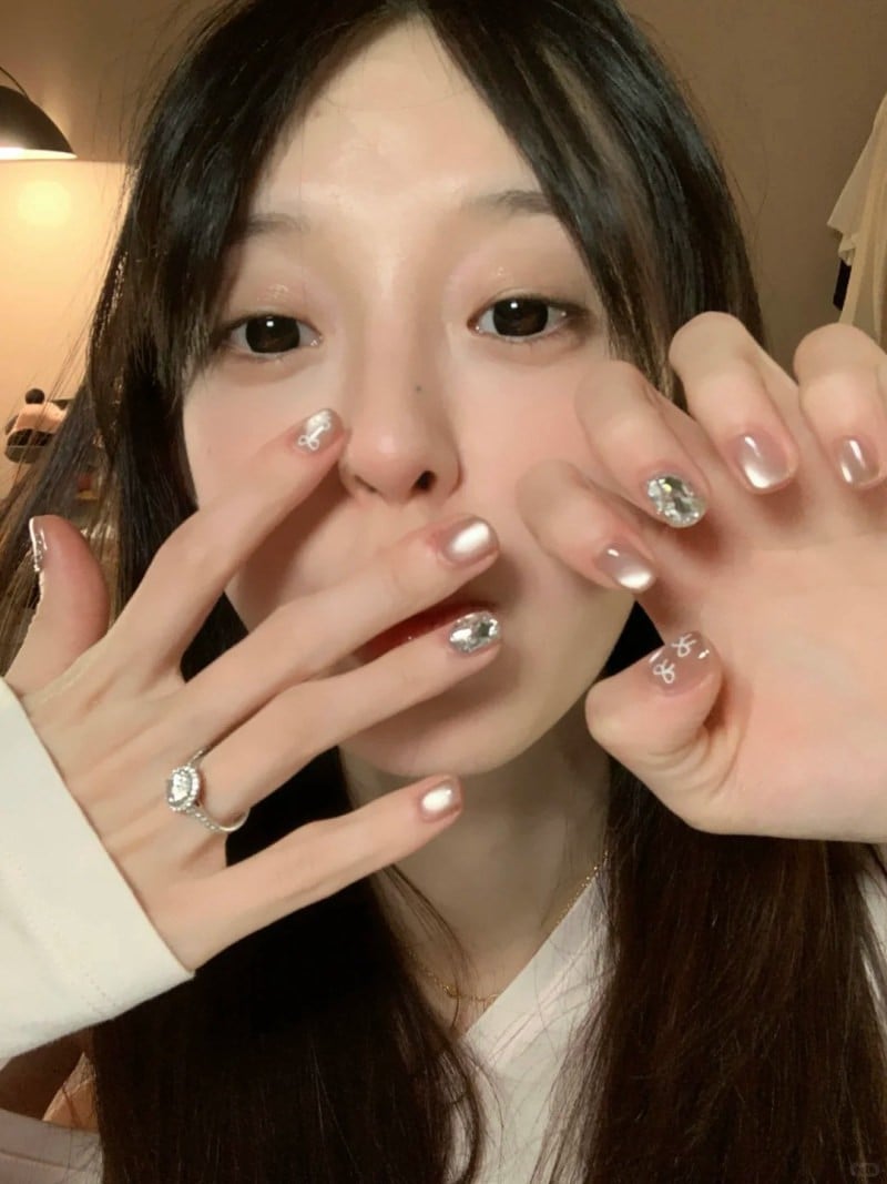 Nail mắt mèo tím nhẹ nhàng cho nàng nữ tính