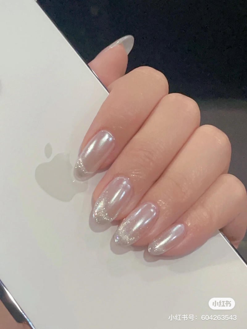 Nail mắt mèo với đá nhỏ ở chân móng