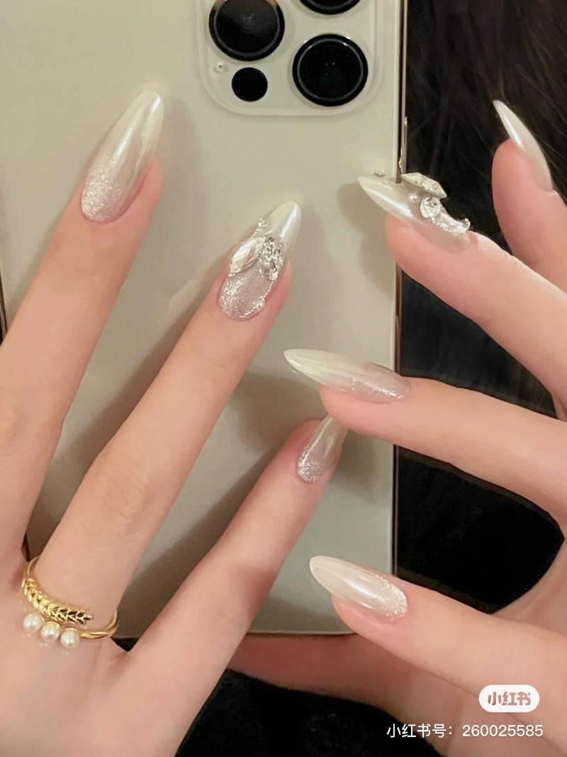 Mẫu nail mắt mèo kết hợp line kim loại mảnh