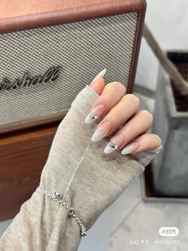 Bộ nail mắt mèo đính đá nhẹ nhàng vẫn giữ độ sang