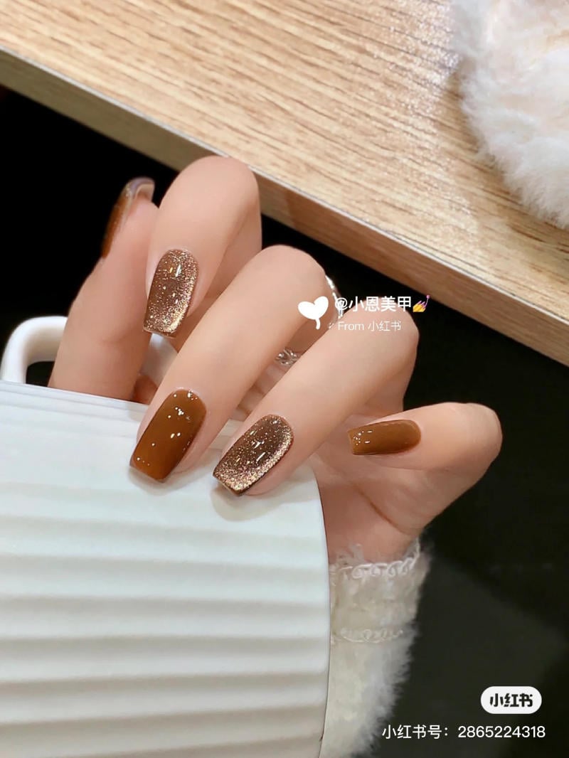 Nail mắt mèo tím đậm lấp lánh cho tiệc tối