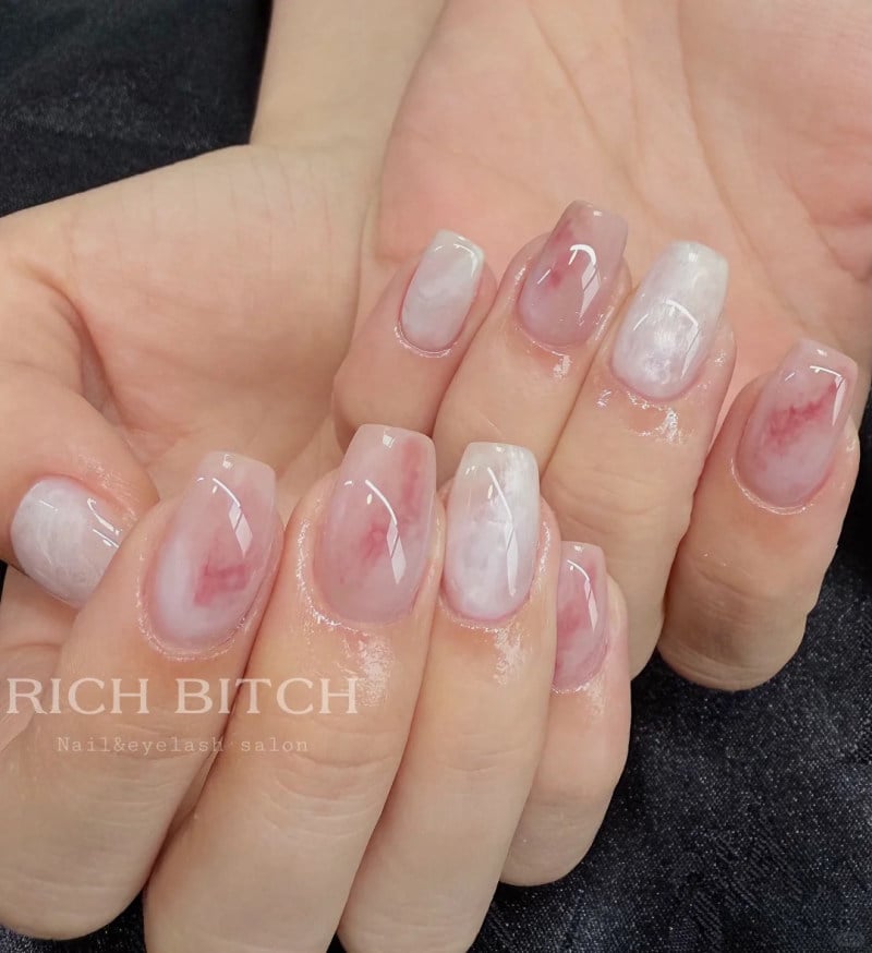 Mẫu nail hồng thạch với họa tiết trái tim