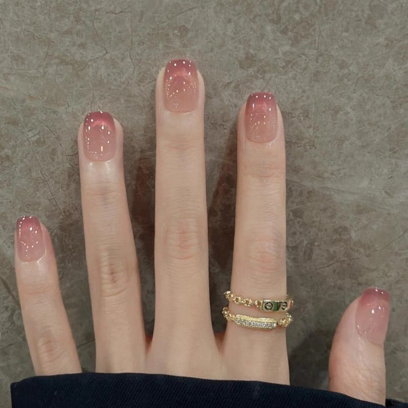 Mẫu nail hồng thạch trên móng ngắn