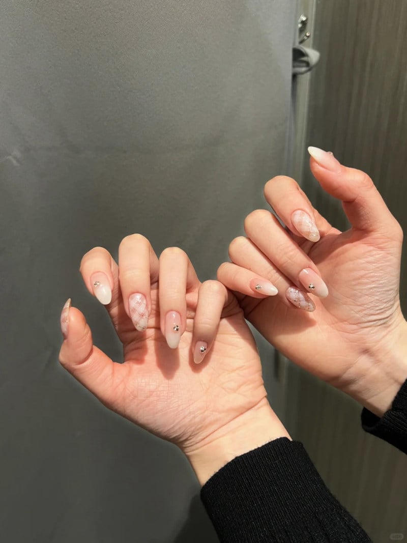 Nail hồng thạch gọn gàng cho nàng làm văn phòng